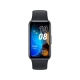 Huawei Band 8 siyah akıllı bileklik, renkli ekranında saat, tarih, adım ve kalori bilgilerini gösteriyor