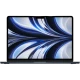 Apple MacBook Air M2 13.6 inç laptop, koyu mavi renkte önden açık ekranlı vitrin çekimi
