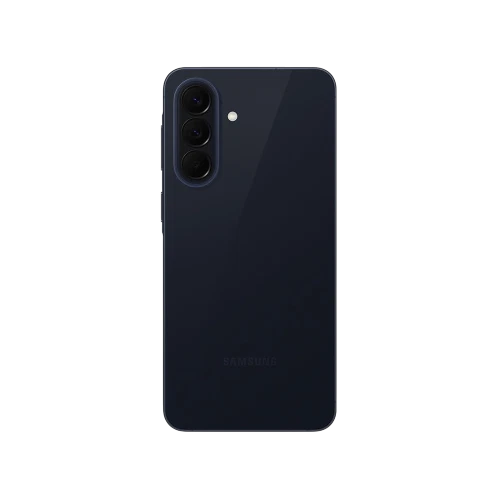 Samsung Galaxy A57 5G lacivert akıllı telefonun arka yüzeyi, üçlü kamera dizilimiyle görünümü