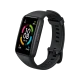 Honor Band 6 siyah akıllı bileklik, renkli ekranı ve ayarlanabilir silikon kordonuyla önden görünür