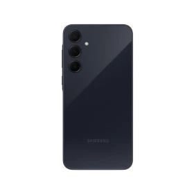 Siyah Samsung Galaxy A35 akıllı telefonun arka yüzü, üçlü kamera dizilimi ve LED flaş detayıyla