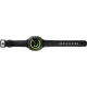 Samsung Gear Sport siyah akıllı saat, renkli dairesel ekranı ve ayarlanabilir kordonuyla yatay konumda duruyor