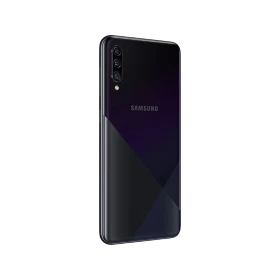 Samsung Galaxy A30s siyah akıllı telefon, arka yüzey ve üçlü kamera modülüyle çapraz açıdan görünüm