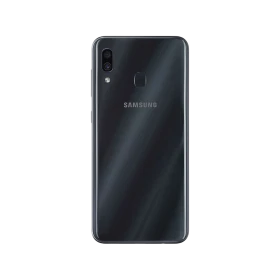 Samsung Galaxy A30 siyah akıllı telefonun arka yüzü, çift kamera ve parmak izi sensörü detayı