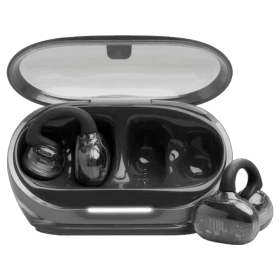JBL Soundgear Clips tam kablosuz siyah kulaklık, şarj kutusu açık ve kulaklıklar yerinde