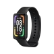 Xiaomi Redmi Smart Band Pro siyah akıllı bileklik, renkli ekranı ve silikon kordonuyla önden görünüm