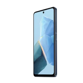Siyah Infinix Hot 30 akıllı telefon, ince çerçeveli ekran ve ön kamera delikli tasarım, yan profilden görünüm