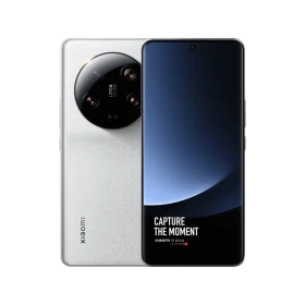 Xiaomi 13 Ultra beyaz akıllı telefon, ön ekran ve Leica kamera modüllü arka yüz tasarımıyla vitrin görünümü