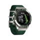 Garmin MARQ Golfer Gen 2 titanyum akıllı saat, yeşil kayışlı ve golf mesafelerini gösteren ekranıyla kapalı durumda.