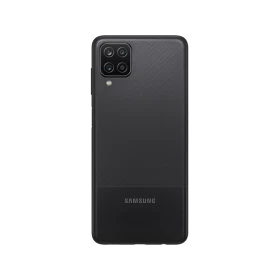 Siyah Samsung Galaxy A12 akıllı telefonun arka yüzü, dörtlü kamera modülü ve Samsung logosu görünüyor