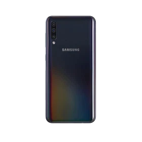 Samsung Galaxy A50 siyah akıllı telefonun arka yüzü, üçlü kamera ve LED flaş detayıyla görünüyor