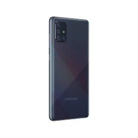 Samsung Galaxy A71 siyah akıllı telefon, arka yüzey ve dört kameralı modülün yakından görünümü