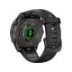 Garmin Fenix 8 43mm Sapphire titanyum aktivite saatinin sensörleri ve kayışı arkadan görünür.