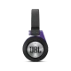 JBL E40BT Kablosuz mor kulaklığın yuvarlak kulaklık kapağı ve JBL logolu dış yüzeyi