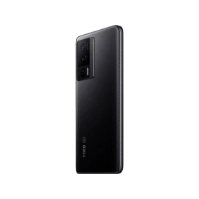 Siyah Poco F5 Pro akıllı telefonun arka yüzeyi ve dikey üçlü kamera modülü yandan görünümde