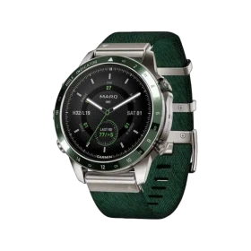 Garmin MARQ Golfer Gen 2 titanyum akıllı saat, yeşil kayışlı ve golf odaklı ekran tasarımıyla önden görünüm