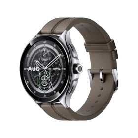 Xiaomi Watch 2 Pro gümüş akıllı saat, kahverengi kayış ve analog görünümlü ekranıyla çapraz açıdan gösteriliyor