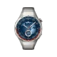 Huawei Watch GT 5 Pro Titanyum 46mm akıllı saat, dünya haritalı mavi kadran ve titanyum kasa detaylarıyla gösteriliyor