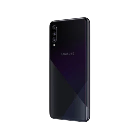 Siyah Samsung Galaxy A30s akıllı telefonun arka yüzü, üçlü kamera ve LED flaş detayıyla görünüm