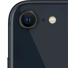 Siyah Apple iPhone SE 2022 akıllı telefonun arka kamera ve flaş detayının yakın plan görünümü