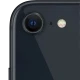 Siyah Apple iPhone SE 2022 akıllı telefonun arka kamera ve flaş detayının yakın plan görünümü