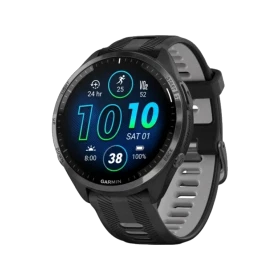 Garmin Forerunner 965 siyah aktivite saati, yuvarlak ekranı ve silikon kayışıyla üç çeyrek açıdan görünür.