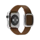 Apple Watch 38 mm gümüş paslanmaz çelik kasalı, kahverengi kayışlı ve modern tokalı akıllı saat
