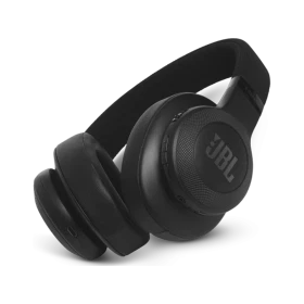 JBL E55BT Kablosuz siyah kulaklık, katlanabilir tasarımı ve yastıklı kulaklıklarıyla çapraz açıdan görünüm