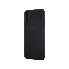 Samsung Galaxy A01 siyah akıllı telefonun arka yüzü, çift kamera ve LED flaş detayıyla yakın görünüm