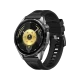 Huawei Watch GT 6 Siyah 46mm akıllı saat, siyah silikon kordon ve yuvarlak ekranıyla üç çeyrek açıdan görünür