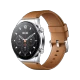 Xiaomi Watch S1 gümüş akıllı saat, siyah kadran ve kahverengi deri kayışla önden görünür.