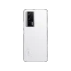Beyaz Poco F5 Pro akıllı telefonun arka yüzeyi ve dikey üçlü kamera modülü detaylı görünümü