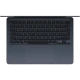 Apple MacBook Air M4 13.6 inç laptop, koyu mavi renkli üstten görünüm klavye ve geniş trackpad detayı