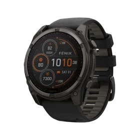 Garmin Fenix 8 51mm Solar gri akıllı saat, renkli aktivite ekranı ve dayanıklı kordonuyla üç çeyrek açıdan görünür.