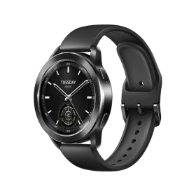 Siyah Xiaomi Watch S3 akıllı saat, yuvarlak kadranı ve ayarlanabilir silikon kayışıyla önden görünür