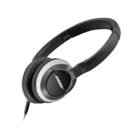 Bose OE2 Kablolu siyah kulaklık, yastıklı kulaklık kapakları ve bağlı kablosuyla çapraz açıdan görünür