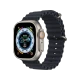 Apple Watch Ultra titanyum kasa ve lacivert Ocean kordonlu akıllı saat, önden ve yandan görünüm