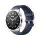Xiaomi Watch S1 gümüş akıllı saat, lacivert kayış ve yuvarlak siyah kadranla üç çeyrek açıdan görünür.