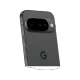 Google Pixel 10 siyah akıllı telefonun arka yüzü, üçlü kamera sistemi ve G logosuyla görülüyor