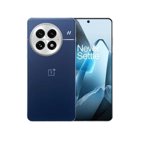 Mavi OnePlus 13 akıllı telefon, ön ekranı ve yuvarlak çoklu arka kamera tasarımıyla vitrin görünümü