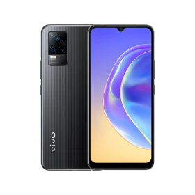 Siyah Vivo v21e akıllı telefonun ön ve arka yüzü, damla çentikli ekran ve üçlü kamera modülüyle