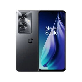 Siyah OnePlus Nord N30 Se akıllı telefon, ön ekranı ve çift arka kameralı arka yüzeyiyle vitrinde görünümü