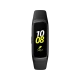 Samsung Galaxy Fit siyah akıllı bileklik, dikey ekranda saat ve adım sayısını gösteriyor