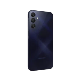 Samsung Galaxy A15 siyah akıllı telefonun arka yüzü, üçlü kamera ve LED flaş detayıyla görünüm
