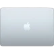 Açık mavi Apple MacBook Air M5 10CPU 8GPU 13.6 inç, üst kapak görünümü ve ortada Apple logosu
