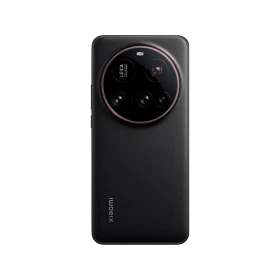 Siyah Xiaomi 15 Ultra akıllı telefonun arka yüzü, büyük dairesel Leica kamera modülüyle yakın görünüm