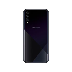 Samsung Galaxy A30s siyah akıllı telefonun arka yüzü, üçlü kamera modülü ve LED flaş detayı
