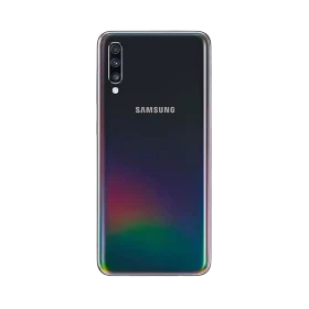 Samsung Galaxy A70 siyah akıllı telefonun arka yüzü, üçlü kamera ve LED flaş detayıyla görünüyor