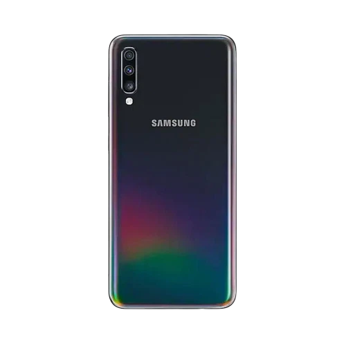 Samsung Galaxy A70 siyah akıllı telefonun arka yüzü, üçlü kamera ve LED flaş detayıyla görünüyor