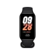 Xiaomi Smart Band 8 Active siyah akıllı bileklik, dijital saat ekranı ve siyah silikon kayışla önden görünüm